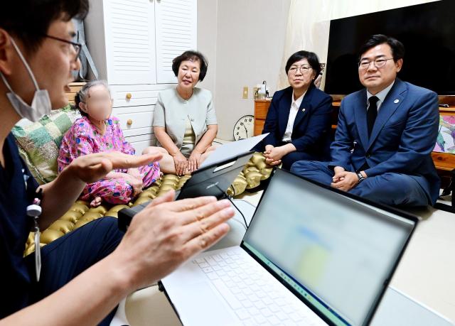 박찬대 인천광역시장이 5일 정은경 보건복지부장관과 부평구 통합돌봄 대상자 가정을 방문해 인천시 통합돌봄 현장을 점검하고 있다 사진인천시