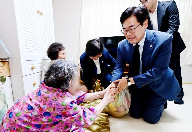 박찬대 인천광역시장이 5일 정은경 보건복지부장관과 부평구 통합돌봄 대상자 가정을 방문해 인천시 통합돌봄 현장을 점검하고 있다 사진인천시