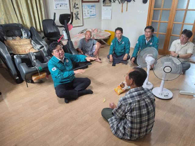 최재구 예산군수 무더위쉼터 현장점검 모습사진예산군