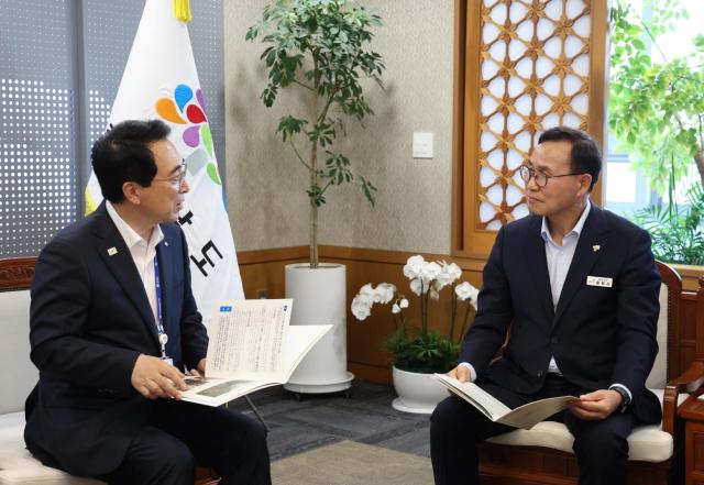 박수현 도지사와 면담하는 윤희신 태안군수오른쪽사진태안군