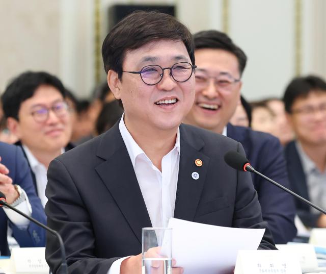  최휘영 문체부 장관이 5일 청와대 영빈관에서 열린 이재명 대통령 주재 부처 업무보고에서 보고하고 있다 사진연합뉴스