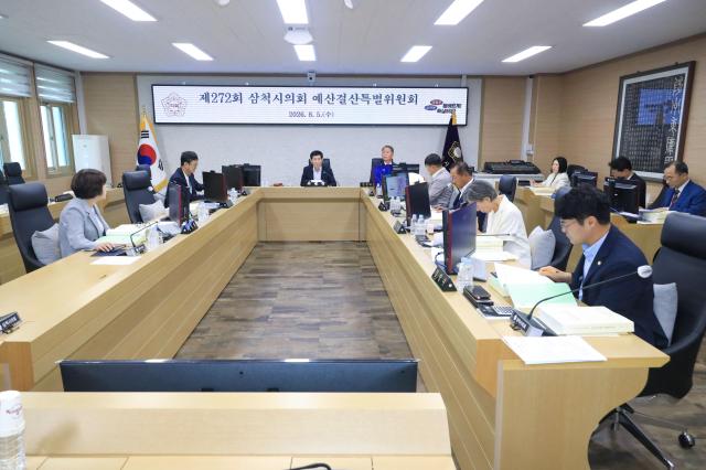 제272회 삼척시의회 예산결산특별위원회가 5일 제1차 회의를 열고 12개 부서를 대상으로 2026년도 제1회 추가경정예산안과 기금운용변경계획안을 심사했다 사진삼척시의회