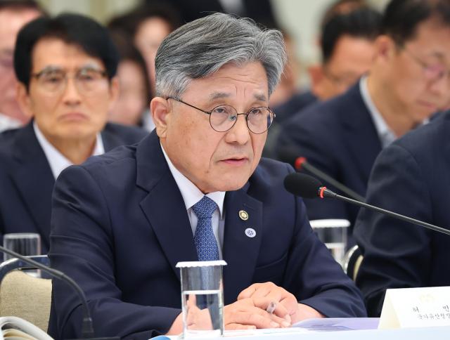 허민 국가유산청장이 5일 청와대 영빈관에서 열린 이재명 대통령 주재 부처 업무보고에서 보고하고 있다 사진연합뉴스