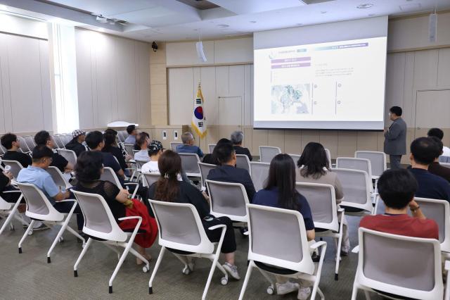 삼척시가 4일 오후 2시 시청 본관 1층 시민회의장에서 삼척시 도시재생 전략계획 변경안 공청회를 열고 도시재생의 새로운 추진 방향과 주요 변경 내용을 시민들에게 설명하는 시간을 가졌다 사진삼척시