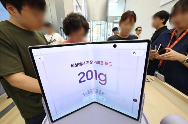 삼성전자의 갤럭시 Z8 시리즈 사전예약이 시작된 28일 서울 서초구 삼성 강남에서 시민들이 갤럭시 Z 폴드8·플립8 등 신제품을 살펴보고 있다 사진연합뉴스
