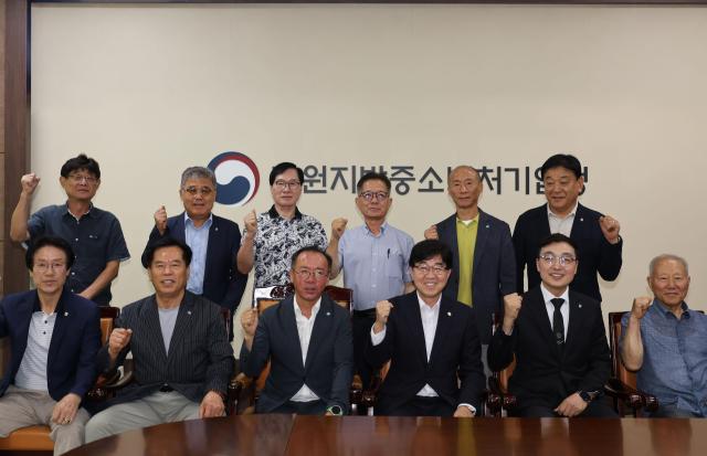 인태연 소상공인시장진흥공단 이사장아랫줄 왼쪽 4번이 5일 강원 춘천시 강원중소벤처기업청에서 강원상인연합회화 간담회를 한 뒤 이충환 전국상인연합회장아랫줄 왼쪽 3번·조은진 강원상인연합회장아랫줄 왼쪽 5번을 비롯한 참석자들과 기념촬영을 하고 있다 사진소진공
