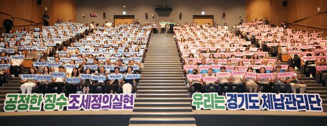 5일 오후 경기도청 다산홀에서 열린 2026년 경기도 체납관리단 발대식에서 추미애 경기도지사가 경기도의원 및 31개 시·군 체납관리단 등 400여 명과 기념촬영을 하고 있다 사진경기도