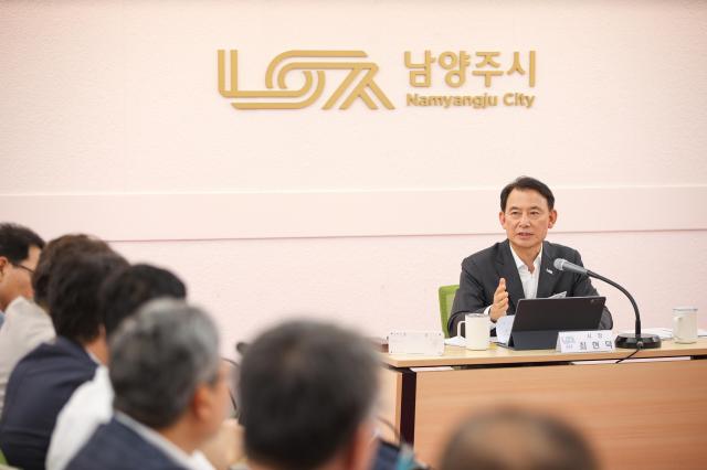 최현덕 남양주시장이 8월 5일 시청 여유당에서 중점 추진사업 점검보고회를 진행하고 있다 사진남양주시