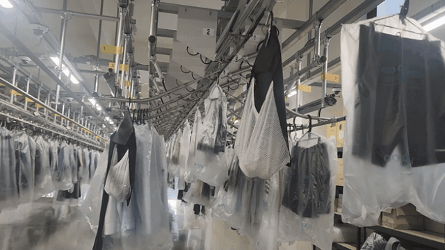 4일 경기 군포시 런드리고 스마트팩토리에서 세탁 공정을 마친 세탁물이 고객별 고유번호에 따라 자동 분류·이동되고 있다 영상조현미 기자