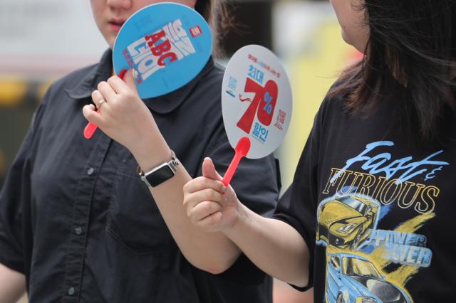 서울 한낮 최고기온이 34도까지 오르며 폭염이 계속된 지난달 31일 서울 종로구 광화문광장에서 시민들이 부채질을 하며 걷고 있다사진연합뉴스