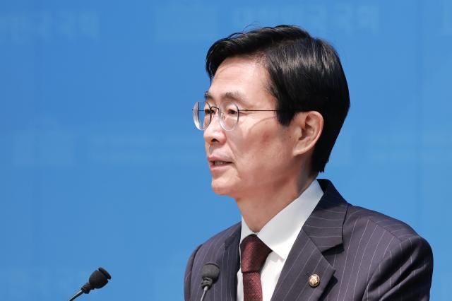 조경태 국민의힘 의원이 5일 국회 소통관에서 윤민우 국민의힘 윤리위원장 사퇴와 윤리위 재구성 한동훈 의원에 대한 제명 징계 철회 등을 촉구하고 있다사진연합뉴스
