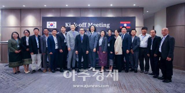 ㈜와이비즈 정승백 대표가운데가 ‘라오스 축산 디지털 개체관리 및 현대화 지원 사업’ 관계자들과 기념촬영을 하고 있다 사진숭실대