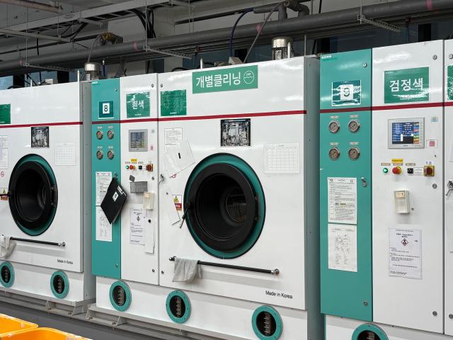 4일 경기 군포시 런드리고 스마트팩토리에서 대형 세탁기가 쉼 없이 가동되고 있다 사진런드리고