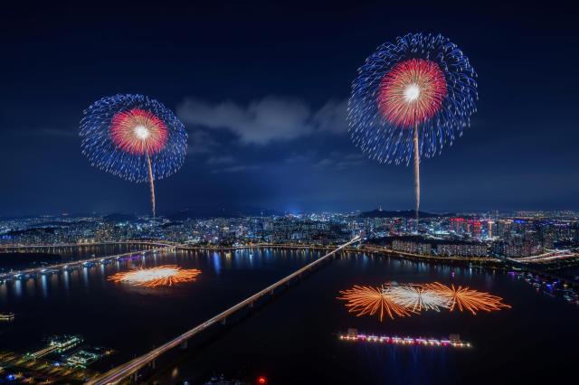 한화와 함께하는 서울세계불꽃축제 2025에서 선보인 ㈜한화의 불꽃 사진한화