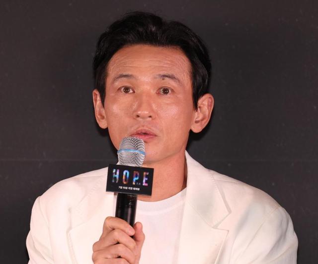 배우 황정민의 사생활 논린이 이어지고 있는 가운데 현직 변호사가 불륜이 맞다는 입장을 나타냈다 사진연합뉴스