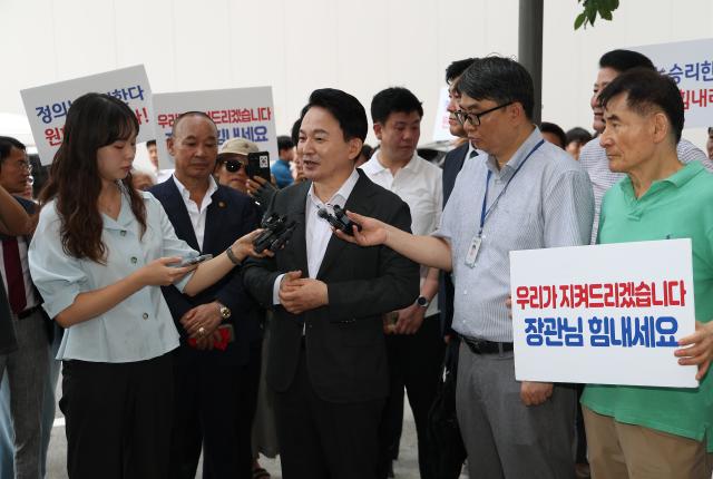 원희룡 전 국토교통부 장관이 6일 양평고속도로 사업 백지화 과정에서 적법 절차를 지키지 않았다는 의혹 등의 조사를 위해 경기도 과천시 2차 종합특검 사무실로 출석하며 취재진 질문에 답하고 있다 사진연합뉴스