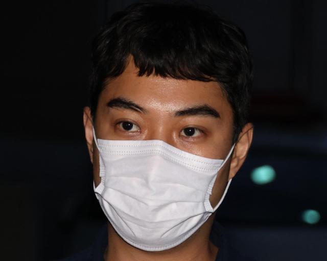 아동 성매매 혐의를 받는 최영중 전 청주시의원이 청주 청원경찰서에서 피의자 신분으로 소환돼 조사를 받은 뒤 27일 새벽 청사를 빠져나가고 있다 사진연합뉴스