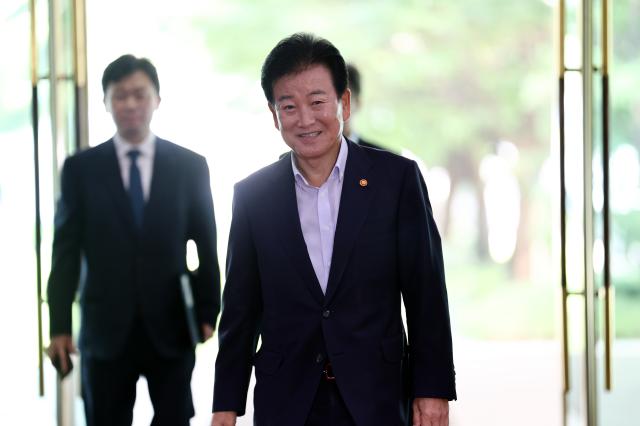 정동영 통일부 장관이 6일 서울 종로구 정부서울청사로 출근하고 있다 사진연합뉴스