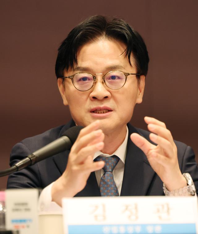 김정관 산업통상부 장관이 6일 서울 중구 프레스센터에서 열린 관훈토론회에서 패널 질문에 답하고 있다 사진연합뉴스