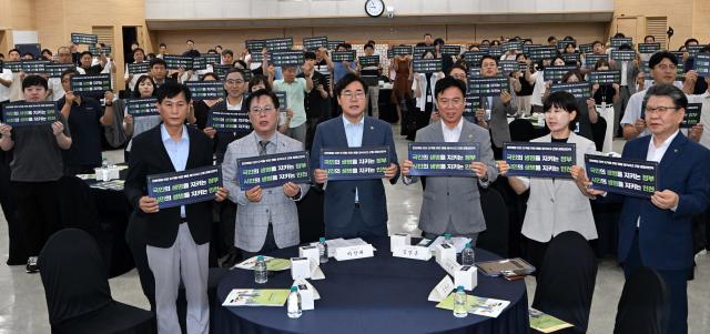박찬대 인천광역시장이 6일 시청 대회의실에서 열린 고용노동부-인천광역시 질식사고 근절 공동선언식에서 김영훈 고용노동부장관 등 참석자들과 공공부문 질식사고 근절 선언을 하고 있다 사진인천시