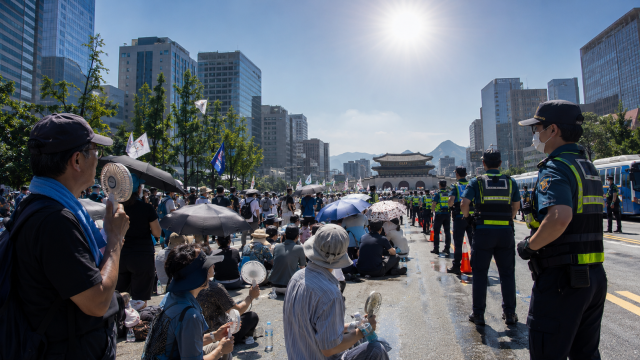 Seoul is boiling, but protests go on 