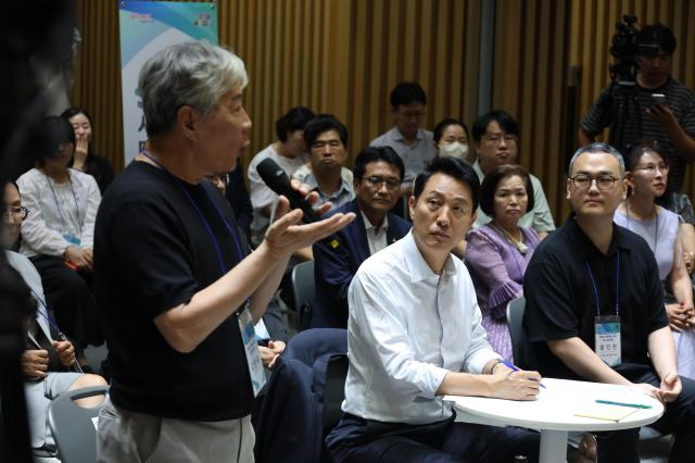 오세훈 서울시장이 6일 서울시청에서 열린 부동산 정상화를 위한 시민 대토론회에서 참석자의 발언을 경청하고 있다 사진연합뉴스