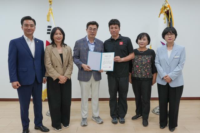 왼쪽부터정일구 평택시의회 부의장 서민영 고덕택지상가연합회 부회장 최원용 평택시장 고덕택지상가연합회 이태영 회장 박태희 재무이사 김보경 평택시 일자리경제과장 사진평택시