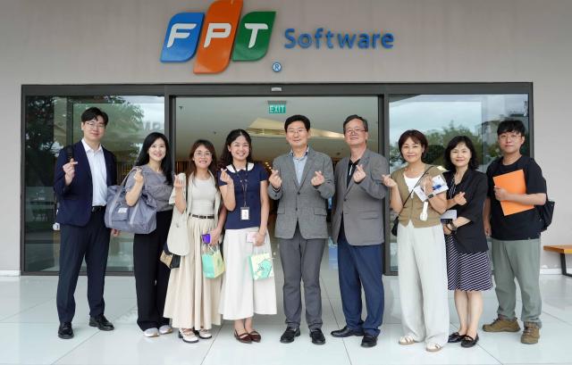 이상일 시장가운데이 FPT 소프트웨어에서 시 대표단과 기념사진을 찍고 있다사진용인시