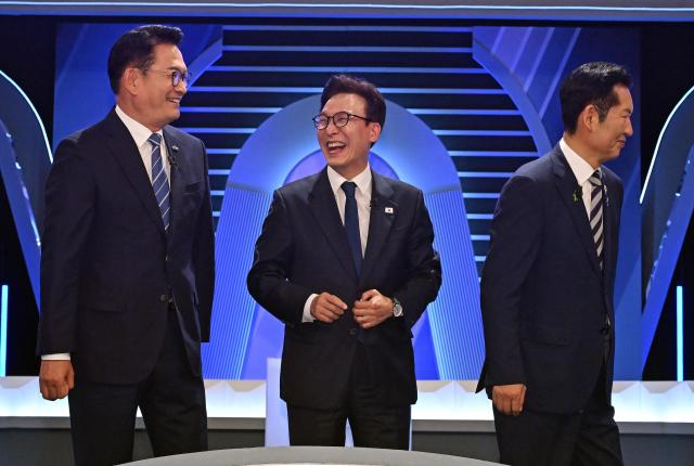 더불어민주당 송영길·김민석·정청래 당 대표 후보가 5일 서울 영등포구 여의도 KBS에서 열린 제2차 TV 토론회에 참석해 기념 촬영을 마치고 자리로 향하고 있다사진연합뉴스