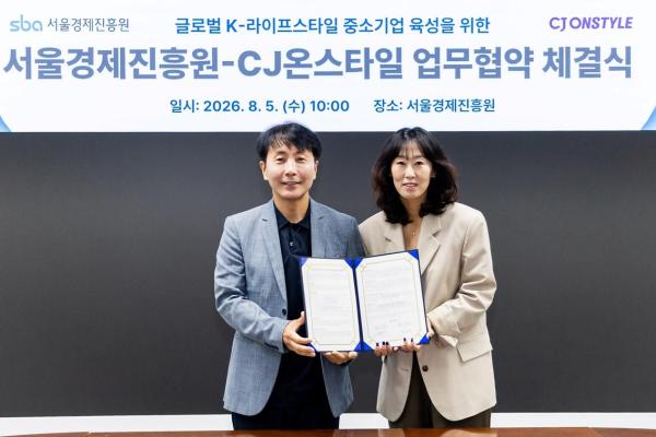 지난 5일 서울경제진흥원에서 진행한 업무협약 체결식에서 이선영 CJ ENM 커머스 부문CJ온스타일 대표이사오른쪽와 김현우 서울경제진흥원 대표이사가 기념 촬영을 하고 있다 사진CJ온스타일