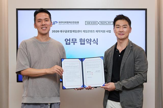 엄정현 넥슨 라이브본부 본부장왼쪽과 이재광 대구디지털혁신진흥원 본부장이 업무협약식에서 기념촬영을 하고 있다 사진넥슨