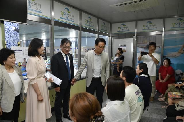 이기형 김포시장이 6일 고촌도담수영장에서 현장 확인하고 있다 사진김포시