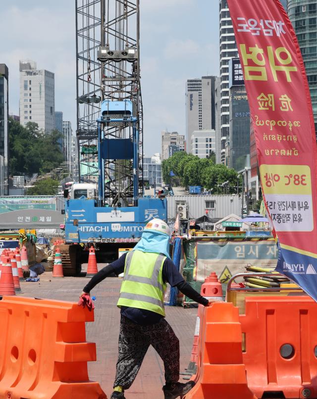 서울 전역에 폭염중대경보가 발효된 지난 5일 서울 강남구 한 공사현장에 체감온도 경보 안내문이 설치돼 있다 사진연합뉴스