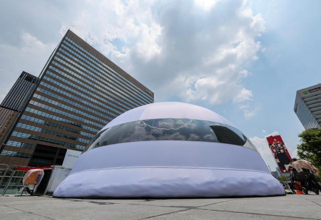 Seouls makeshift shelter provides respite from heat, drawing over 30,000 visitors