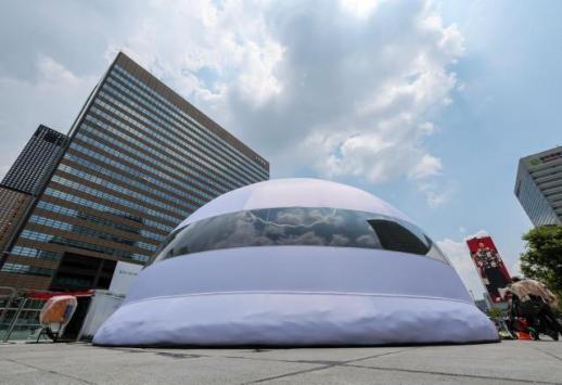 Makeshift igloo draws 30,000 to sweltering Seoul