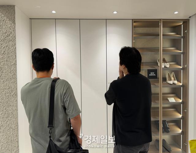 한샘 부스 내 시그니처 현관장 전시 공간에서 관람객들이 직원의 설명을 듣고 있는 모습 사진정보운 기자