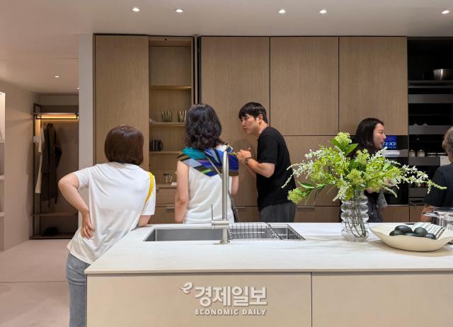 한샘 부스 내 키친 전시 공간에서 관람객들이 직원의 설명을 듣고 있는 모습 사진정보운 기자