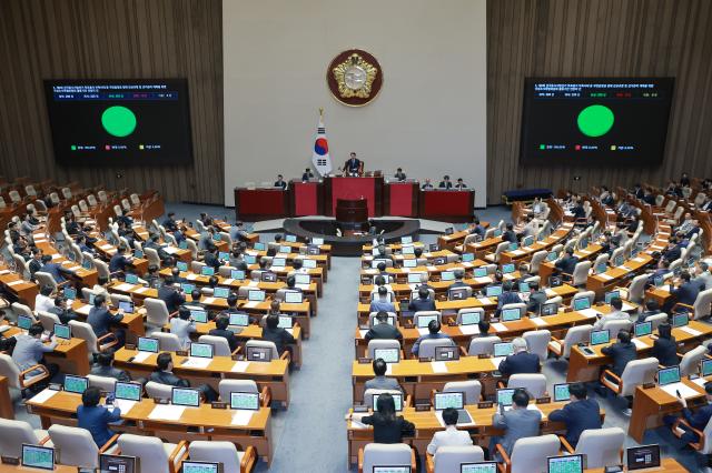 지난달 30일 국회에서 열린 7월 임시국회 제3차 본회의에서 제9회 전국동시지방선거 투표용지 부족사태 등 국민참정권 침해 진상규명 및 선거관리 개혁을 위한 국정조사특별위원회 활동기간 연장의 건이 통과되고 있다 사진연합뉴스