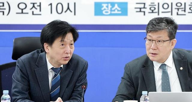 더불어민주당 내 K-자본시장 특별위원회 오기형 위원장왼쪽과 김남근 간사 사진연합뉴스