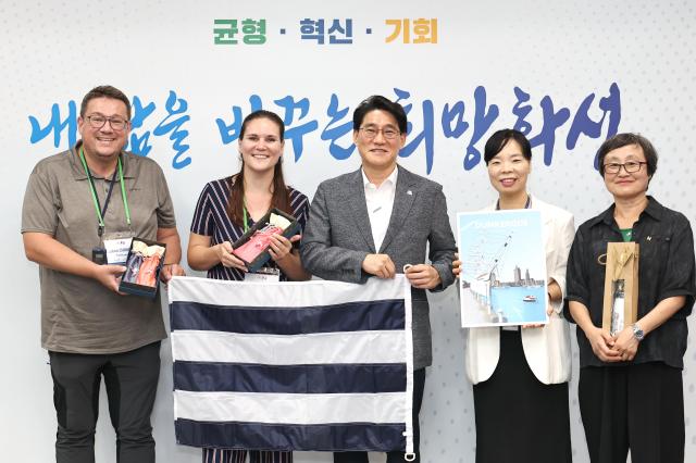 윤성진 화성특례시 제1부시장이 프랑스 덩케르크시 청소년 대표단과 기념촬영을 하고 있다 사진화성시
