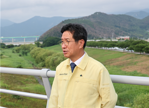 지난달 7일 정영두 시장이 녹조 낙동강 현장점검을 하고 있다사진김해시