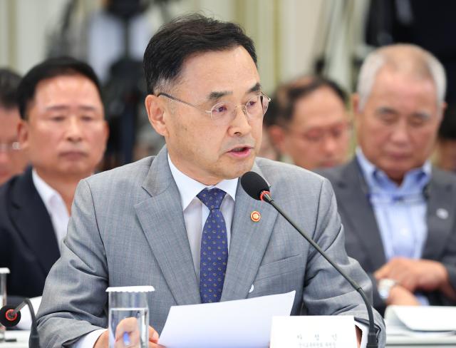 차정인 국가교육위원장이 5일 청와대 영빈관에서 열린 이재명 대통령 주재 부처 업무보고에서 보고하고 있다 사진연합뉴스