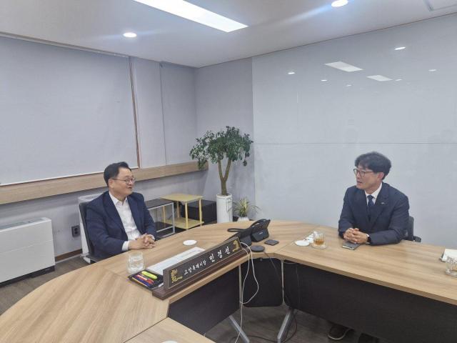 창릉신도시 핵심 현안에 관해 논의 중인 민경선 고양특례시장왼쪽과 박정만 한국토지주택공사 고양사업본부장오른쪽 사진고양시