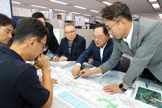 명현관 해남군수와 군 관계 공무원들은 농림축산식품부와 국토교통부 기후에너지환경부를 차례로 찾아 국립농식품기후변화대응센터 건립 등 현안 과제에 대한 정부차원의 관심과 지원을 요청했다사진해남군