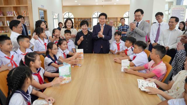 이상일 시장이 꽝푸 용인 공공 디지털도서관을 방문해 베트남 어린이들과 이야기를 하고 있다사진용인시
