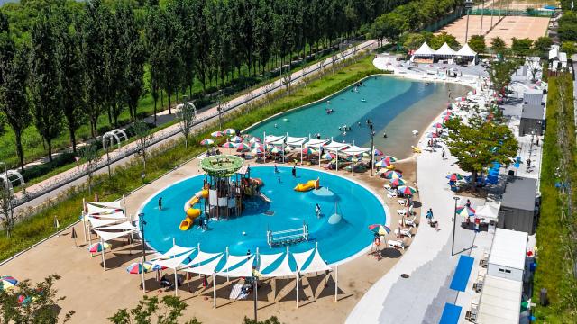 People cool off at the water playground in Gwangnaru Hangang Park in eastern Seoul on Aug 5 2026 Aju Business Daily Yoo Na-hyun