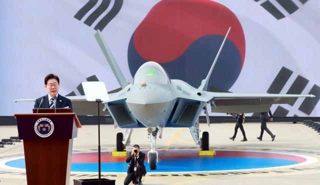 李在明大統領が昨年3月25日、慶南の韓国航空宇宙産業(KAI)で行われたKF-21量産1号機出庫式で激励の挨拶をしている。
