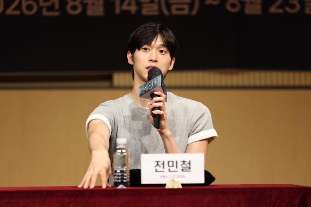 러시아 마린스키 발레단의 퍼스트 솔리스트 전민철 발레리노가 6일 서울 예술의전당 음악당에서 열린 2026 예술의전당·유니버설발레단 백조의 호수 기자간담회에서 발언하고 있다사진예술의전당 유니버설발레단