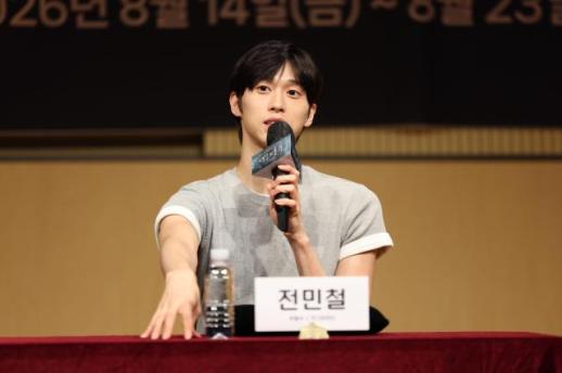 손짓 하나에도 스토리…전민철이 들은 백조의 말 