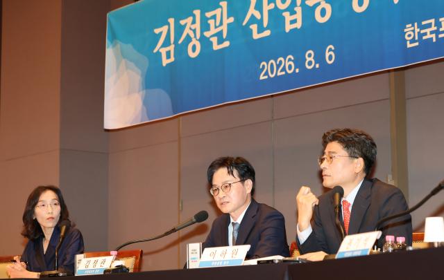 김정관 산업통상부 장관이 6일 서울 중구 프레스센터에서 열린 관훈토론회에서 패널 질문에 답하고 있다 사진연합뉴스